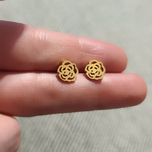 Flower Rose Floral Gold Dainty Stud Earrings - Picture 4 of 6